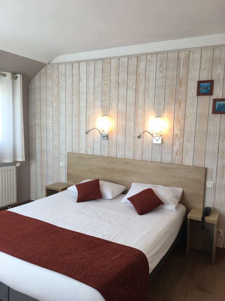 Brit Hotel Des Halles Concarneau Rom bilde
